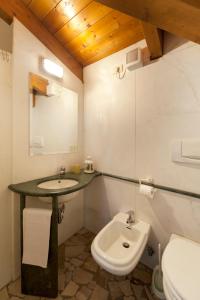 萨韦纳河畔圣拉扎罗卡塞勒酒店的一间带水槽和卫生间的浴室