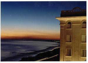 皮里亚波利斯阿根廷赌场和度假酒店的日落时分海景公寓