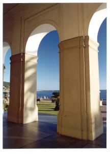 皮里亚波利斯阿根廷赌场和度假酒店的享有大海背景的拱门