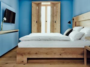 汉堡阿尔斯特维迪纳酒店的一间卧室配有一张带蓝色墙壁的大床
