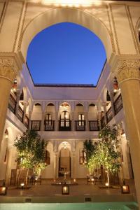 马拉喀什阿卜杜花园庭院酒店的蓝色天花板建筑大堂的图象