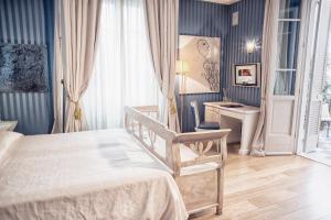 彼得拉桑塔归斯卡多广场酒店的一间卧室配有一张床和一张书桌