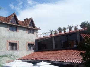 BurreliHotel Vila Bruci的享有带瓷砖屋顶的建筑的外部景色