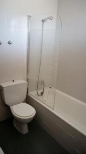 雷克纳索尔II汽车旅馆酒店的一间带卫生间和玻璃淋浴间的浴室