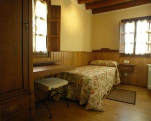 SelorioHotelapartamentos Torres的一间卧室配有床、水槽和窗户