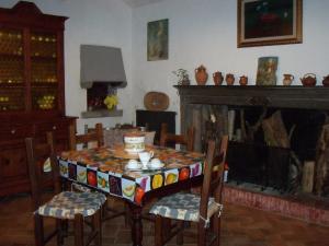 San Pellegrino al CasseroB&B Le Limentre的带壁炉的客房内的桌椅