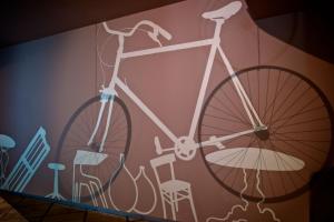 米兰米兰中心床+艺术旅馆的挂在墙上的自行车,家具
