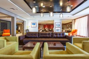 阿加迪尔Dunes d'Or Ocean Club的客厅配有沙发和椅子