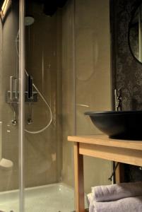 普萨克迪亚Halkidiki Luxurious Stonehouses的一间带玻璃淋浴间和水槽的浴室