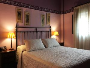 阿尔巴拉辛卡萨德尔阿布罗酒店的一间卧室配有一张带两盏灯的床和一扇窗户。