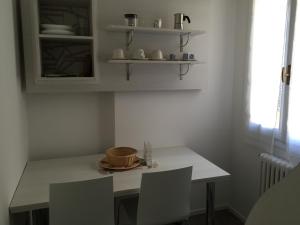 博洛尼亚Hotel Holiday- Alla Finestrella的厨房配有桌椅和台面
