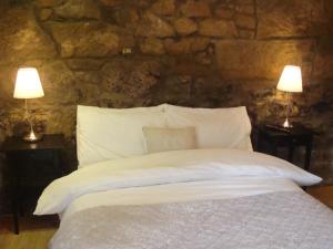 艾尔德里里格德农场住宿加早餐旅馆的一间卧室配有一张带两张台灯的床铺。