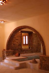 利纳雷斯德拉谢拉莫里尼拉浴场公寓的建筑中带拱门的石头房间