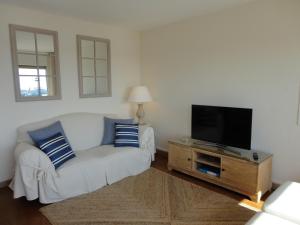 坎布里尔斯Apartamento Consolat de Mar Cambrils的带沙发和平面电视的客厅