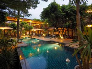 奥南海滩Vacation Village Phra Nang Inn - SHA Extra Plus的夜间在度假村的游泳池