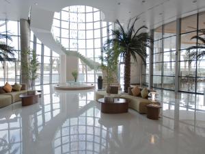 阿布扎比阿布扎比门诺富特酒店的大厅,在大楼里长沙发和植物