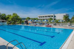 维耶斯泰佩莱格里诺宫俱乐部酒店的蓝色海水度假村的游泳池
