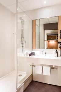 马拉科夫巴黎马拉科夫查狄伦公寓式酒店的带淋浴和盥洗盆的白色浴室