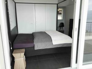 卡尼洛瑞维拉Casa La Solaria的一间小卧室,卧室内配有一张床铺