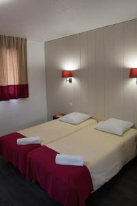 萨尔VVF Pays Basque Sare La Rhune的两张位于酒店客房的床,配有毛巾