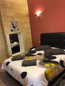 波尔多波尔多圣米歇尔公寓的一间卧室配有一张带黑色和黄色枕头的床