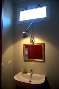 菲纳莱利古雷艾拉斯莫客房和早餐旅馆的浴室设有水槽、灯和镜子