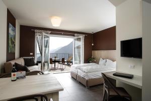 特拉雷戈Residence Usignolo的一间卧室设有一张床和一间客厅。