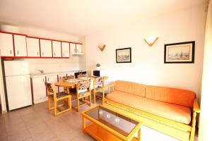 萨洛Mariposa 1023 IBERPLAYA的客厅配有沙发和桌子