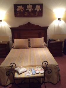 阿尔卡拉德瓜代拉桑德拉酒店的一间卧室配有一张带鞋的大床