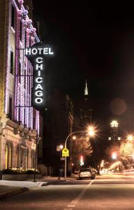 芝加哥芝加哥西环酒店的夜间大楼一侧的酒店标志