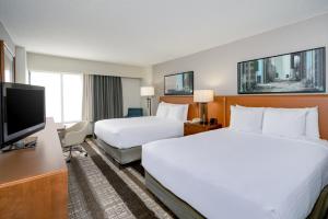 赫恩登Crowne Plaza Dulles Airport, an IHG Hotel的酒店客房设有两张床和一台平面电视。