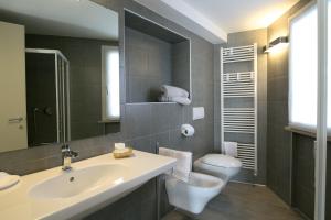 西尔米奥奈奥林匹亚酒店的一间带水槽和卫生间的浴室