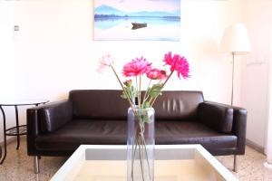 巴塞罗那博德塔公寓的客厅配有沙发和鲜花花瓶