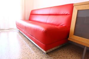 巴塞罗那博德塔公寓的客厅里一张红色的沙发