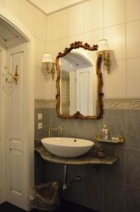 维尔纽斯Gabi B&B的浴室设有白色水槽和镜子