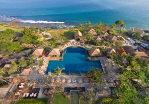 金巴兰AYANA Resort Bali的享有度假胜地的空中景致,设有游泳池和海洋