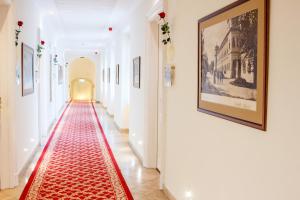 塔塔克里斯塔利帝国酒店的走廊上铺有红色地毯