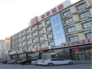 北京如家快捷酒店北京亦庄科创五街店的前面有汽车停放的建筑