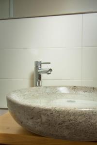 BranikApartment Dandelion的浴室设有大理石水槽和镜子