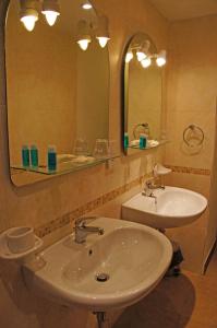 瓦莱塔卢西亚诺瓦尔塔精品酒店的浴室设有白色水槽和镜子