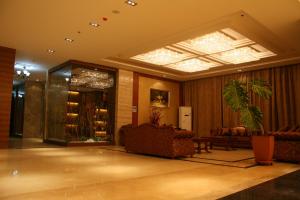 利隆圭索高雅金孔雀酒店的大堂,设有一张沙发和一张桌子