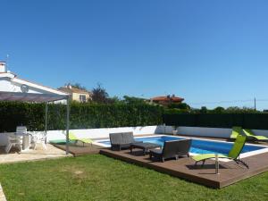 桑特佩尔佩斯卡多尔Belvilla by OYO Bon Relax II45的后院设有带椅子和桌子的游泳池