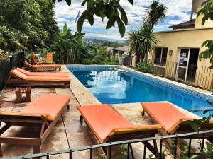 维拉卡洛斯帕兹Descanso las Tres Marias Apart Hotel的一个带躺椅的游泳池和一间酒店