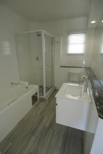约翰内斯堡机场套房酒店的带浴缸、水槽和淋浴的浴室