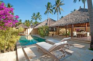 卡里蒙贾瓦库拉库拉度假酒店的一座带游泳池和度假村的别墅