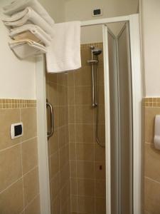 斯坎诺Bed & Breakfast Al Ponte的带淋浴和白色毛巾的浴室