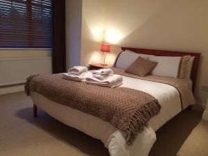 莫希尔Woodside Self Catering Lough Rynn的一间卧室配有带毛巾的床
