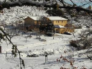 Congosta埃尔莫利诺酒店的一座带房子的雪覆盖的山丘上的房子