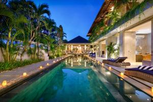 伊帕内玛巴厘岛别墅内部或周边的泳池