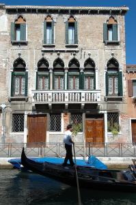 威尼斯帕拉佐欧多尼酒店的建筑前的空中缆车上的男人